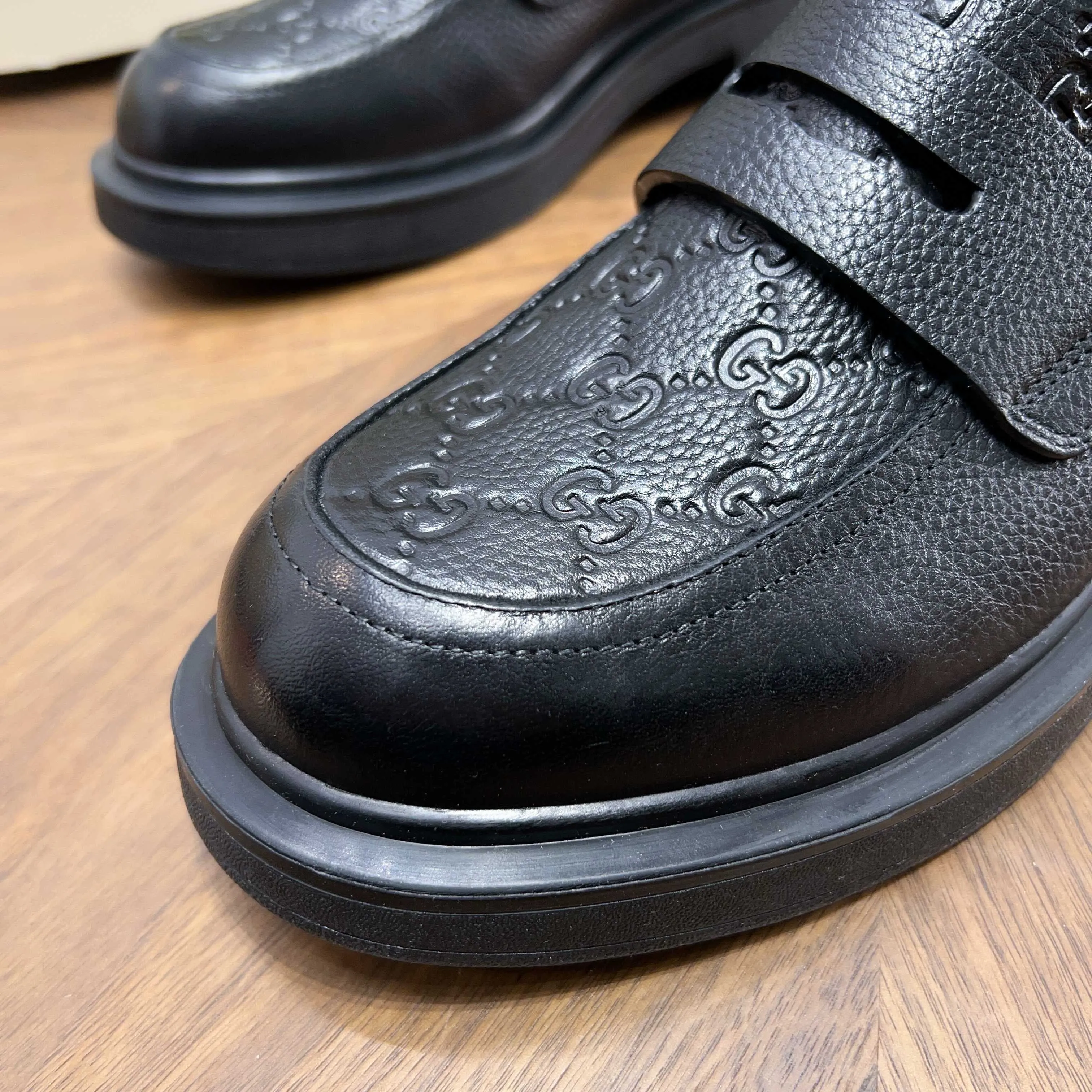 💰780 Gucci/Gucci new men’s lace-up shoes with GG details, matte cow leather derby shoes! The design of this men's lace-up shoe is rooted in the brand's heritage. Crafted from premium waxed cow leather, it is embellished with GG printed embossed suede leather details, a nod to Gucci's iconic monogram. The rubber sole decorated with GG pattern adds a touch of modern fashion to this design. Typical three-joint style design. European and American classic version, full calfskin lining. The overall upper texture is soft and the lining is comfortable and breathable. 2CM thickened soft rubber sole, easy to control. Versatile and stylish upper foot, multiple colors available to meet different matching needs, complete package! Size: 39-40-41-42-43-44 leather shoe size (38.45.46 can be customized)